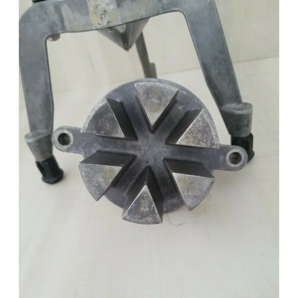 Wedgemaster 6 Section Slicer Redco Vollrath P/N 85-5001 rubber on the feet crack